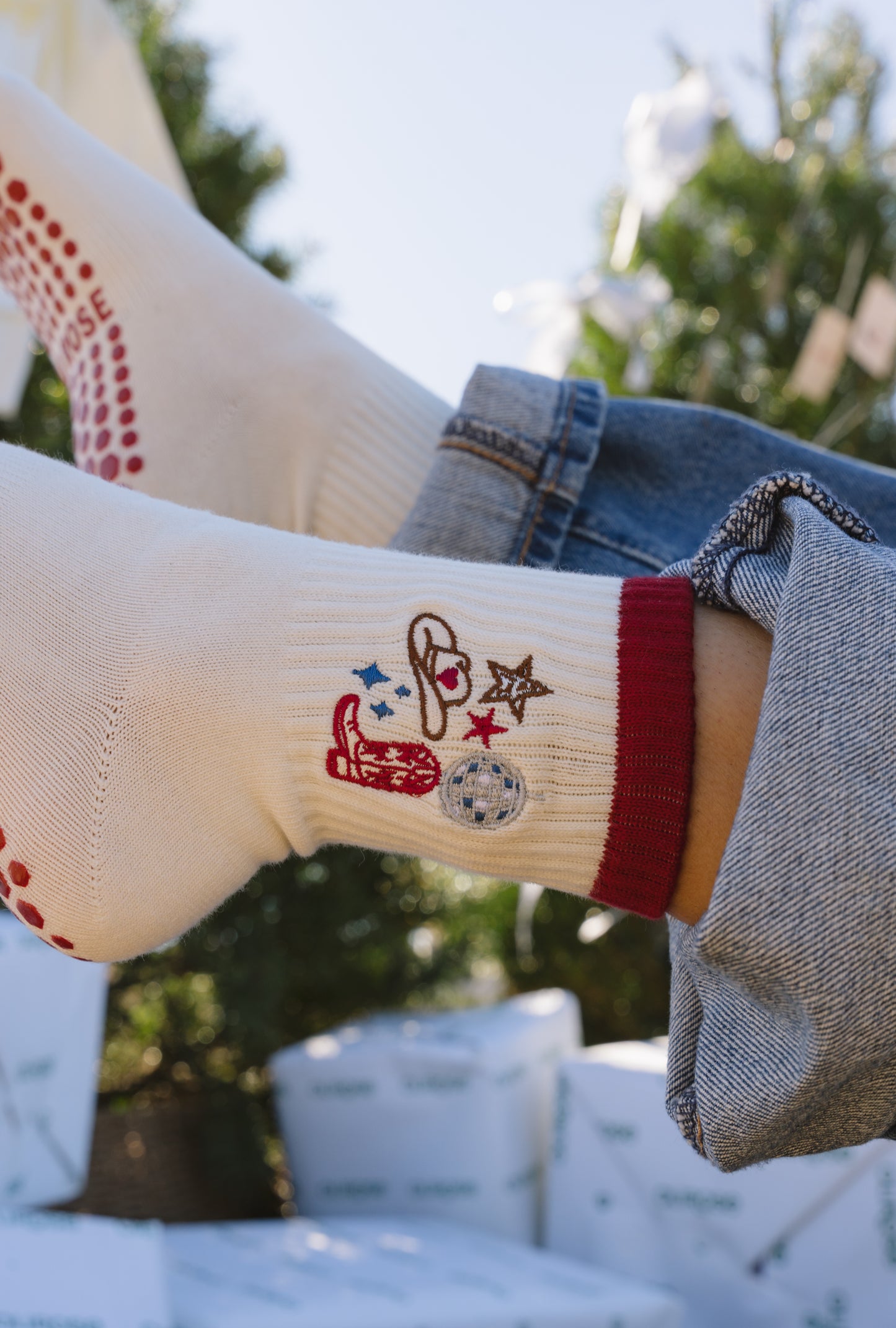 DOWNWARD DISCO PILATES CREW SOCKS